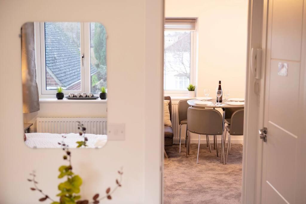 Walnut Flats-F5, Stylish 1-Bedroom - Parking, Netflix, Wifi - Close To Oxford, Bicester & Blenheim Palace Kidlington Luaran gambar