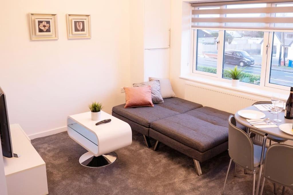 Walnut Flats-F5, Stylish 1-Bedroom - Parking, Netflix, Wifi - Close To Oxford, Bicester & Blenheim Palace Kidlington Luaran gambar