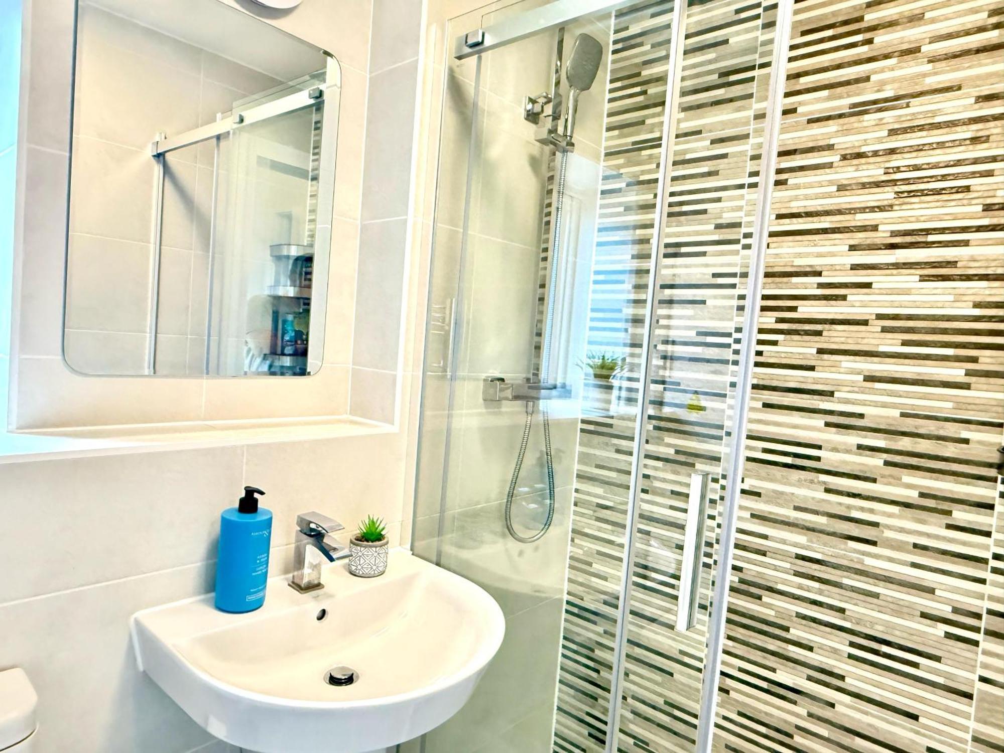 Walnut Flats-F5, Stylish 1-Bedroom - Parking, Netflix, Wifi - Close To Oxford, Bicester & Blenheim Palace Kidlington Luaran gambar