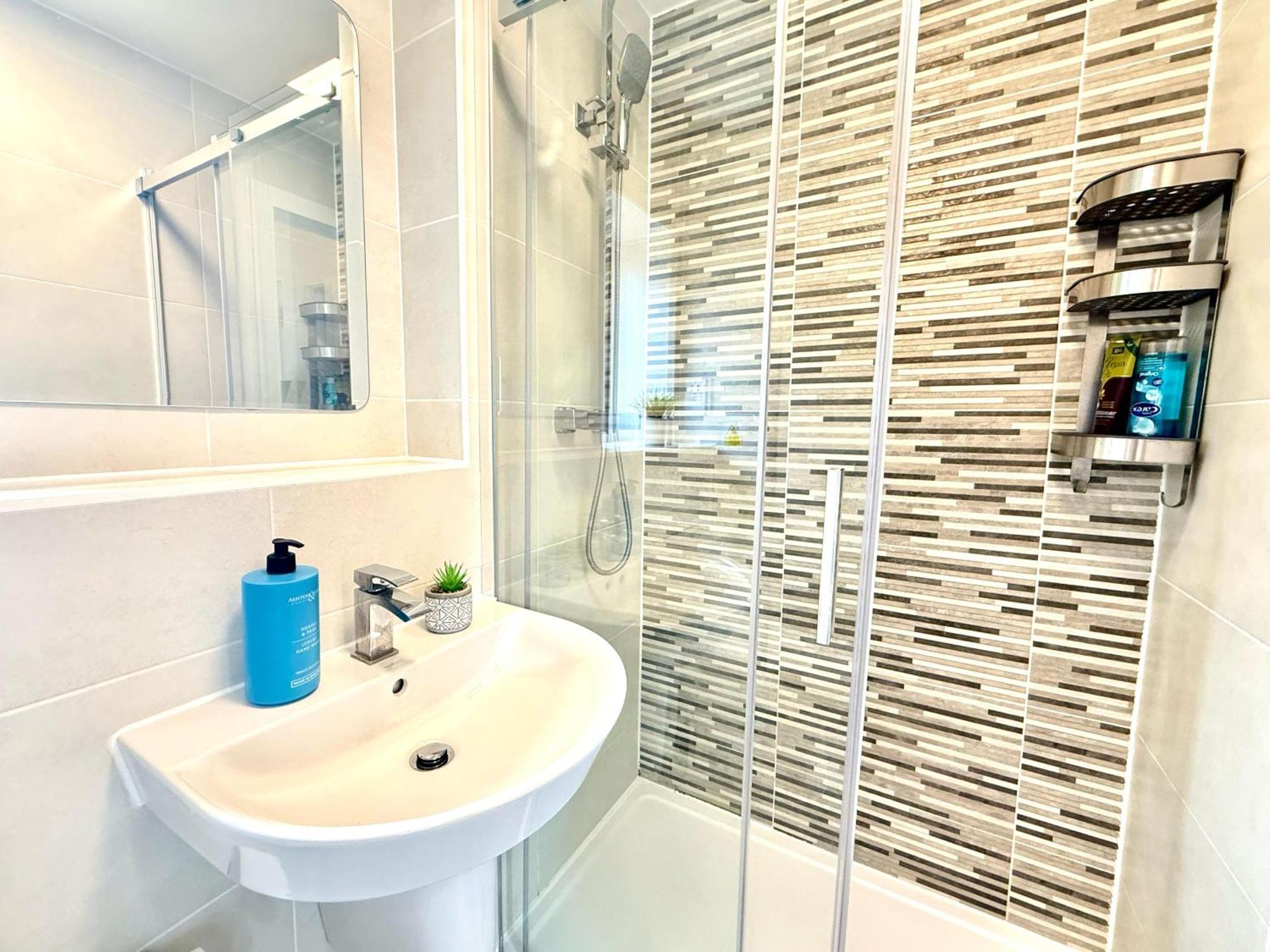 Walnut Flats-F5, Stylish 1-Bedroom - Parking, Netflix, Wifi - Close To Oxford, Bicester & Blenheim Palace Kidlington Luaran gambar