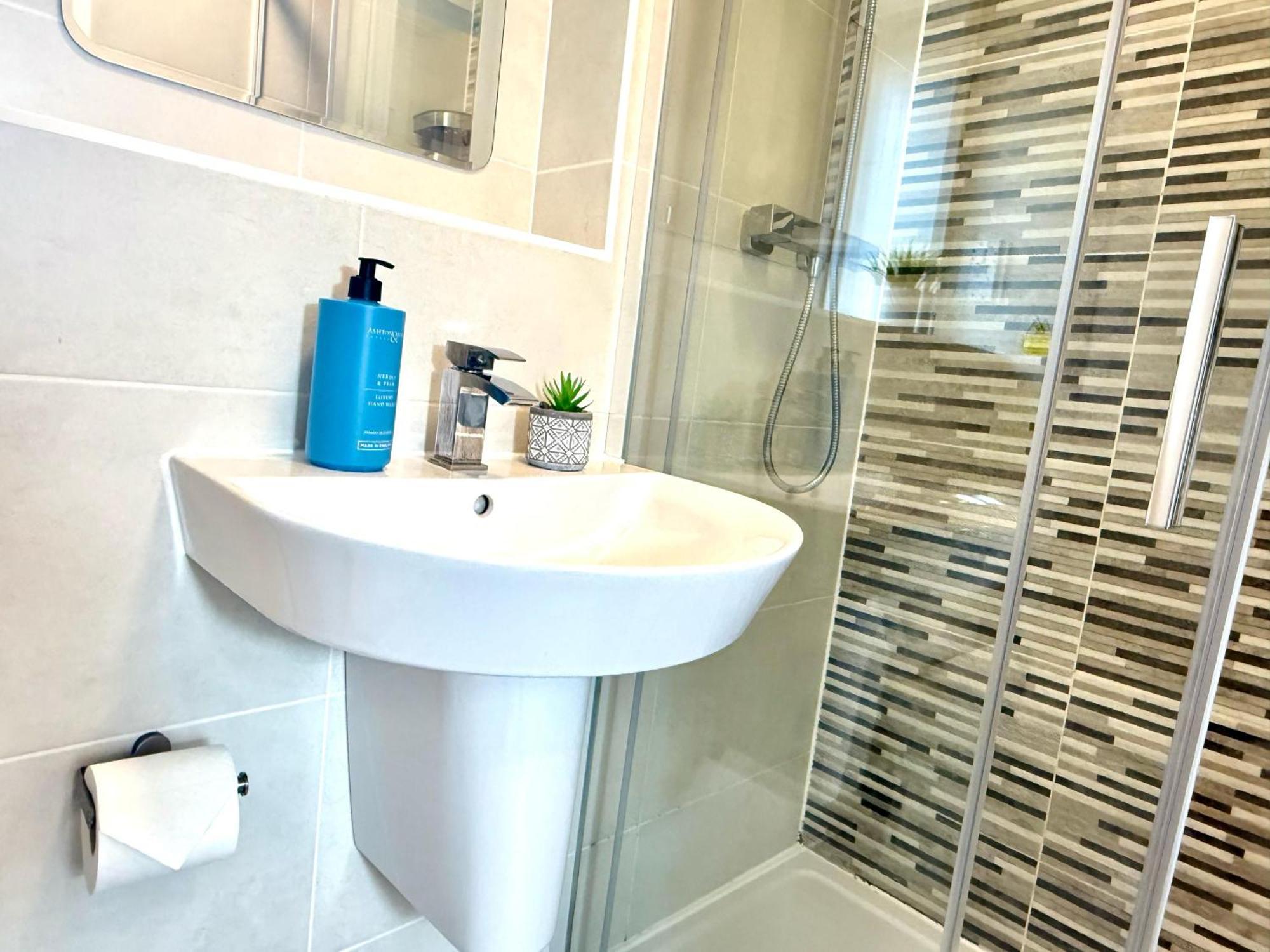 Walnut Flats-F5, Stylish 1-Bedroom - Parking, Netflix, Wifi - Close To Oxford, Bicester & Blenheim Palace Kidlington Luaran gambar